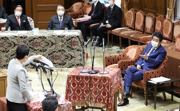 写真・図版 : 衆院の議院運営委員会で、立憲民主党の辻元清美氏の質問を聞く安倍晋三前首相（右）＝2020年12月25日