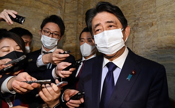写真・図版 : 衆院本会議を終え記者の質問に答える安倍晋三前首相＝2020年11月24日