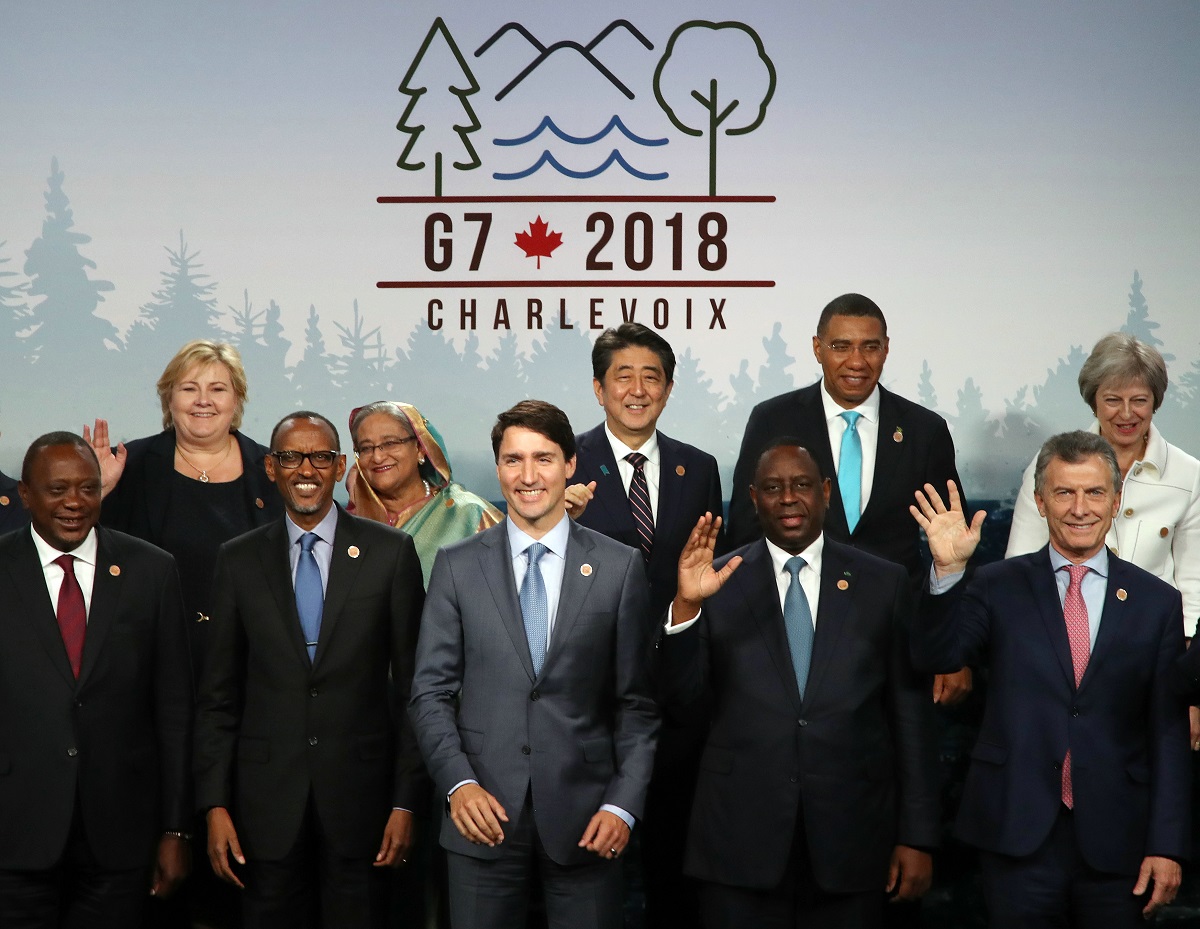 写真・図版 : G7サミット拡大会合の集合写真に納まる各国首脳ら＝2018年6月9日、カナダ東部シャルルボワ、時事通信代表撮影
