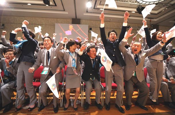 写真・図版 : 五輪開催都市が東京に決まり、喜ぶ安倍首相（右から3人目）ら＝2013年9月7日、ブエノスアイレス