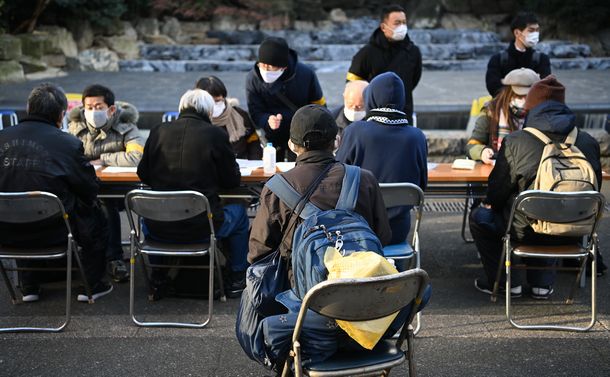 写真・図版 : 相談会に来た人たち＝2020年12月31日、東京都豊島区の東池袋中央公園