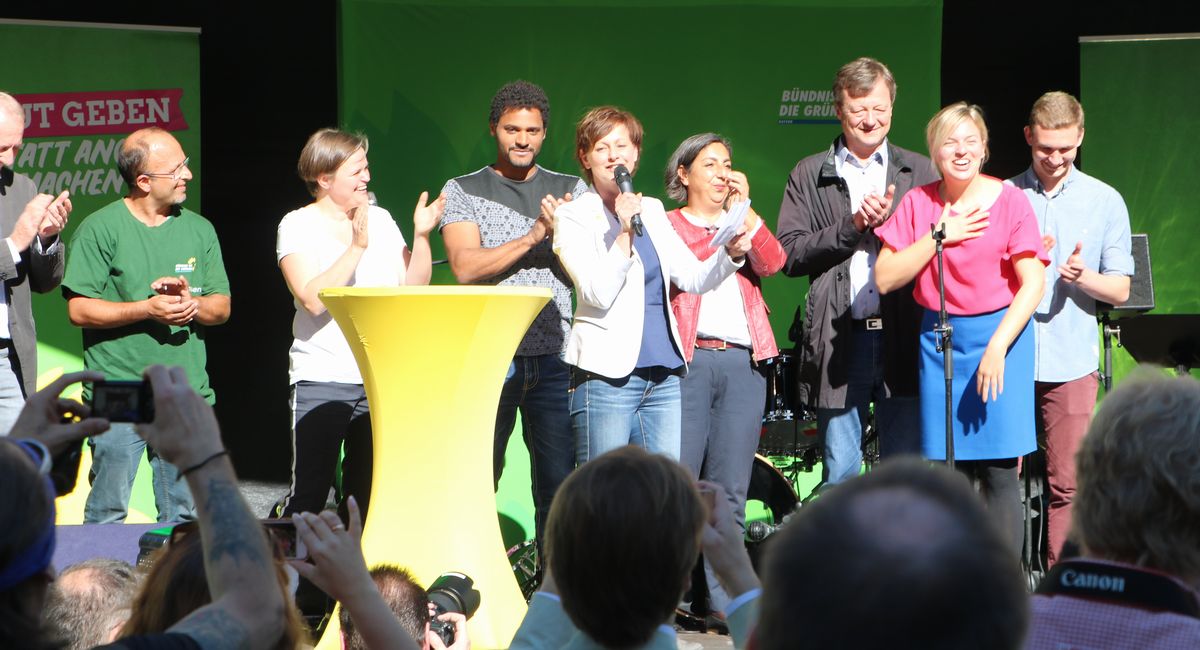 写真・図版 : 支持率が高まっていた当時の「緑の党」の選挙集会＝2018年10月、ミュンヘン