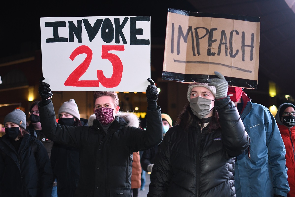 写真・図版 : トランプ大統領に対して罷免手続きや弾劾を求める抗議集会=2020年1月7日、ニューヨーク　ランハム裕子撮影