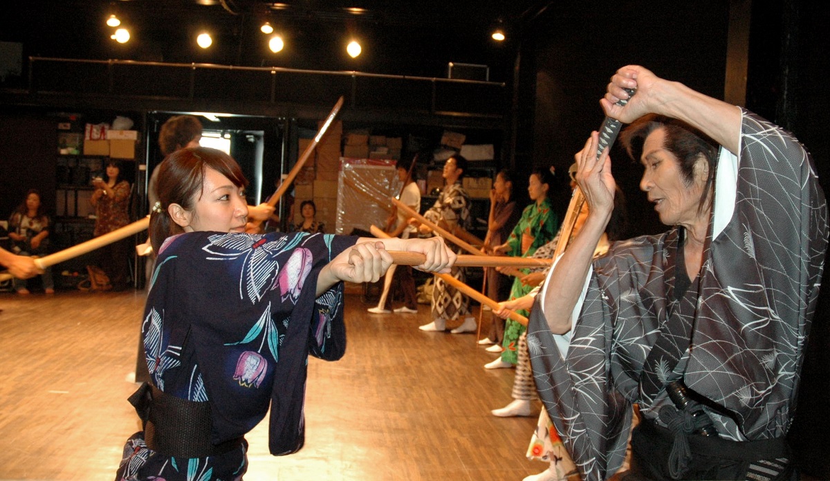 写真・図版 : 地元劇団員に殺陣を指導する福本清三さん(右)=2010年7月、京都市左京区