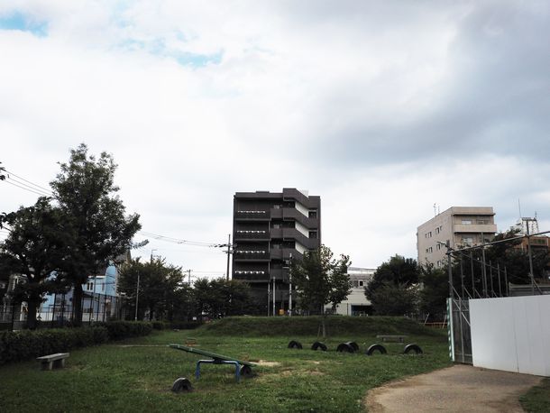 写真・図版 : 写真奥のホテルが建つ場所が、かつての京都朝鮮第一初級学校の敷地だった（安田菜津紀撮影）