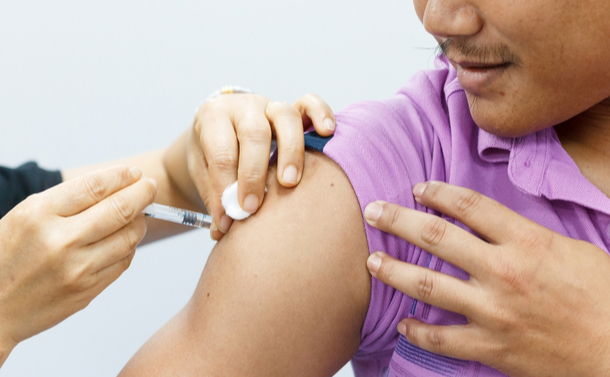 写真・図版 : ワクチンを注射される男性＝shutterstock.com