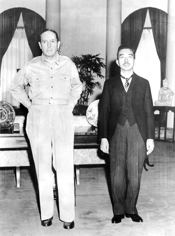 写真・図版 : 天皇陛下がマッカーサー元帥を訪問し、並んで写真撮影＝1945年9月27日、アメリカ大使館公邸

