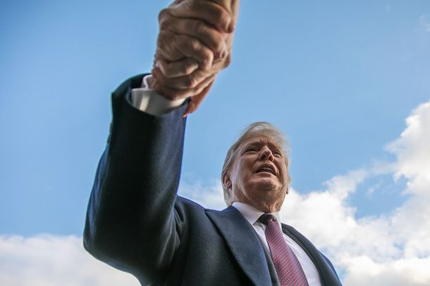 写真・図版 : 握手する支持者を自分のほうにひっぱるトランプ大統領。共和党はこの男の引力の外に出られるのか。2018年11月20日、ホワイトハウスで、ランハム裕子撮す