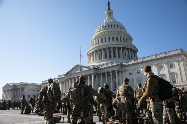 写真・図版 : 連邦議事堂で警備にあたる州兵。2021年1月13日、ランハム裕子撮す