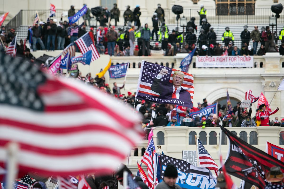 写真・図版 : 拡大米首都ワシントンの連邦議会議事堂に集まったトランプ大統領の支持者たち＝ワシントン、ランハム裕子撮影、2021年1月6日