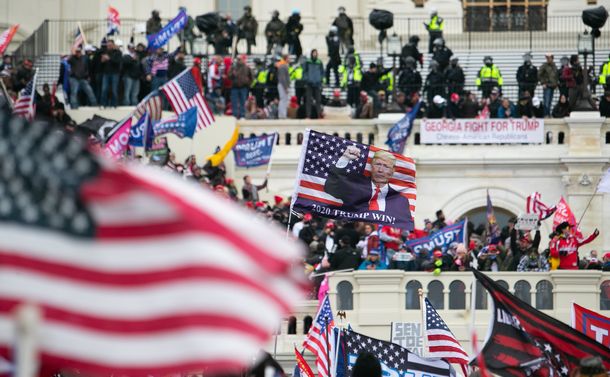 写真・図版 : 1月6日、米首都ワシントンの連邦議事堂に集まったトランプ大統領の支持者たち＝2021年1月6日、ランハム裕子撮影