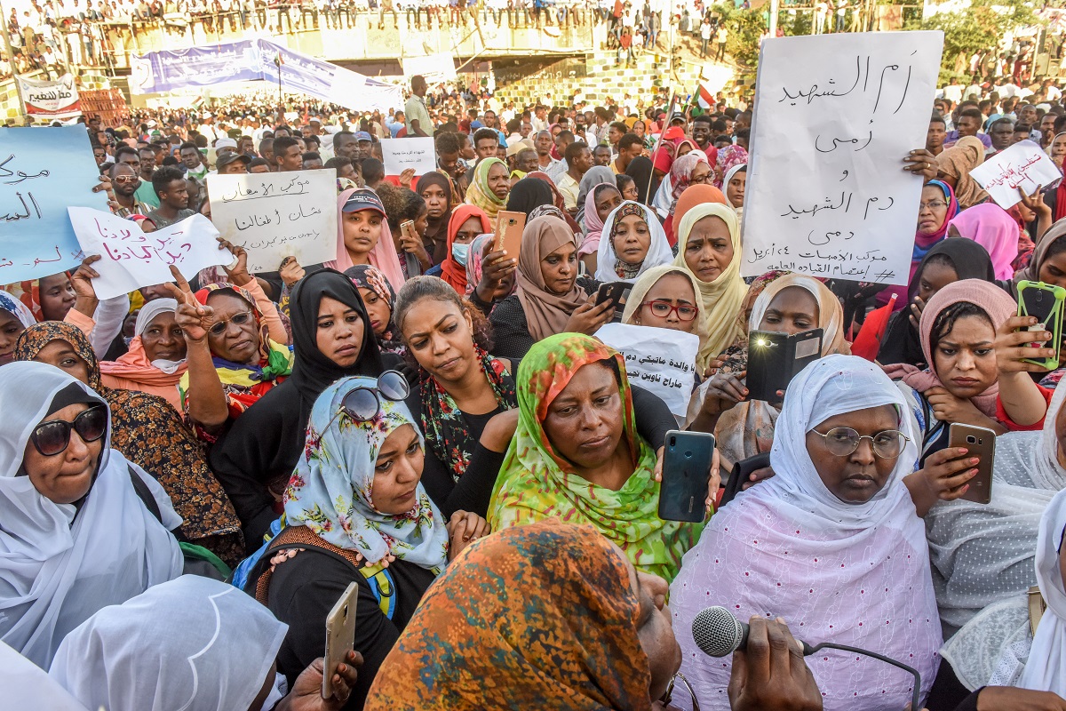 写真・図版 : スーダンの首都ハルツームで、自由や民主化を求めてデモをする女性たち=2019年4月24日、中野智明氏撮影