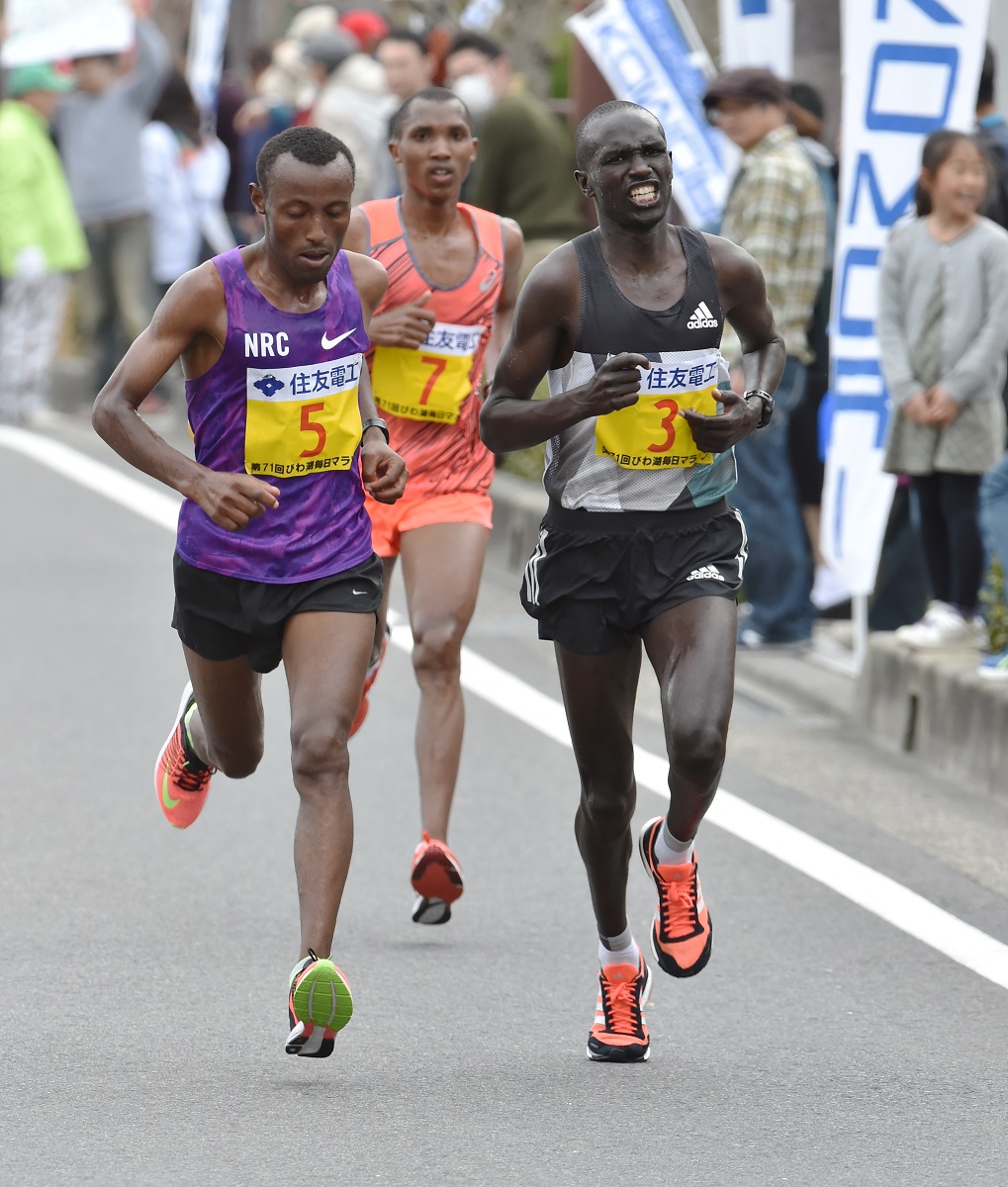 写真・図版 : びわ湖毎日マラソンに参加したエチオピアのキタタ（左）＝2016年3月6日　毎日新聞代表撮影