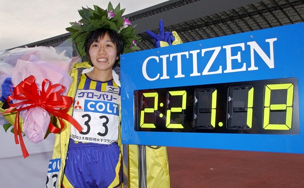 写真・図版 : 大阪国際女子マラソンで日本歴代2位の好記録で勝利した野口みずき＝2003年1月26日大阪・長居陸上競技場 
