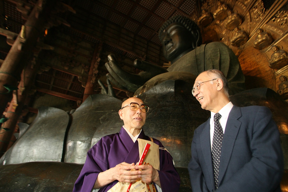 写真・図版 : 東大寺別当(当時)の森本公誠さんと=2006年5月31日、奈良市の東大寺 
