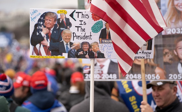写真・図版 : ワシントンに集まったトランプ支持派＝2020年1月6日、ワシントンD.C. Julian Leshay / Shutterstock.com