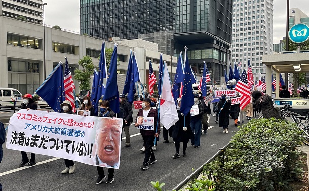 写真・図版 : トランプ米大統領への支持と、大統領選での「不正」を訴えるデモ参加者ら＝2020年11月29日、東京都千代田区 