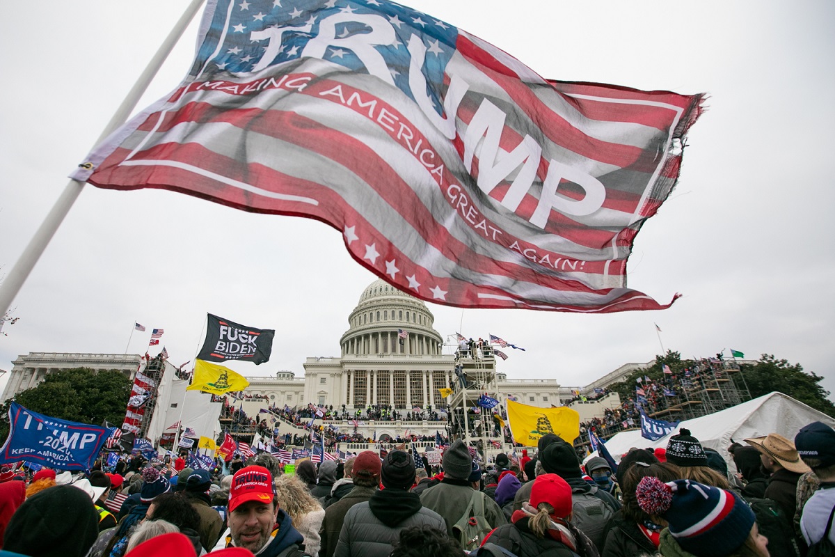 写真・図版 : 米首都ワシントンの連邦議会議事堂前に集まったトランプ大統領の支持者たち＝2021年1月6日、ワシントン 
