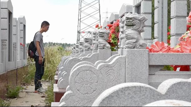 写真・図版 : 父へのカミングアウトの前、母の墓を訪れた谷超さん（C）テムジン