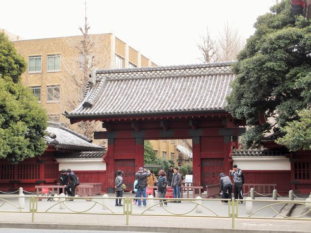写真・図版 : 東京大学本郷キャンパスの赤門＝2017年3月16日、東京都文京区