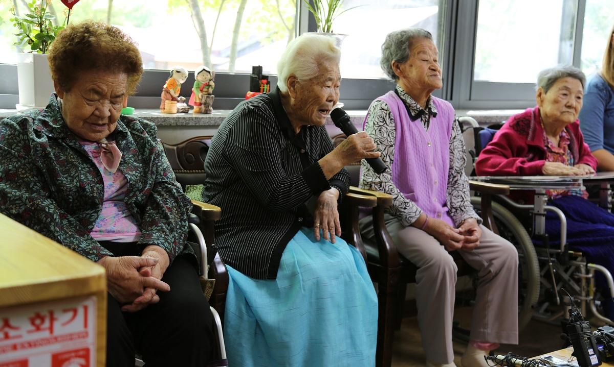 写真・図版 : 元慰安婦の女性たち=2015年、韓国京畿道広州市のナヌムの家