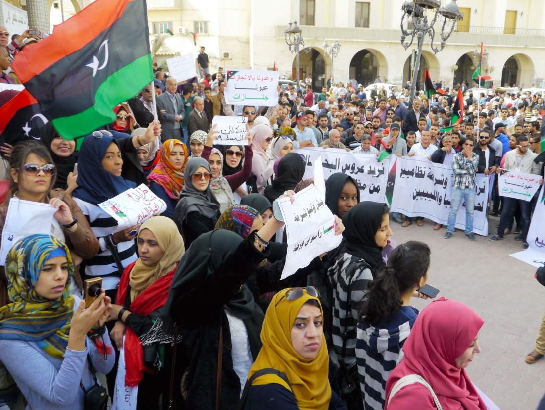 首都からの民兵の退去を求めるトリポリ大学の学生たちの集会＝１９日、トリポリのアルジェリア広場 2013年11月19日、撮影・筆者