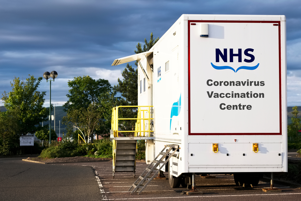 写真・図版 : NHSの移動コロナワクチン接種センター＝2020年12月14日、英国ロンドン、shutterstock.com