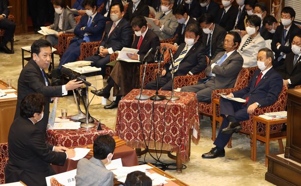 写真・図版 : 衆院予算委で対峙する菅義偉首相（右）と立憲民主党の枝野幸男代表（左）＝2020年11月4日