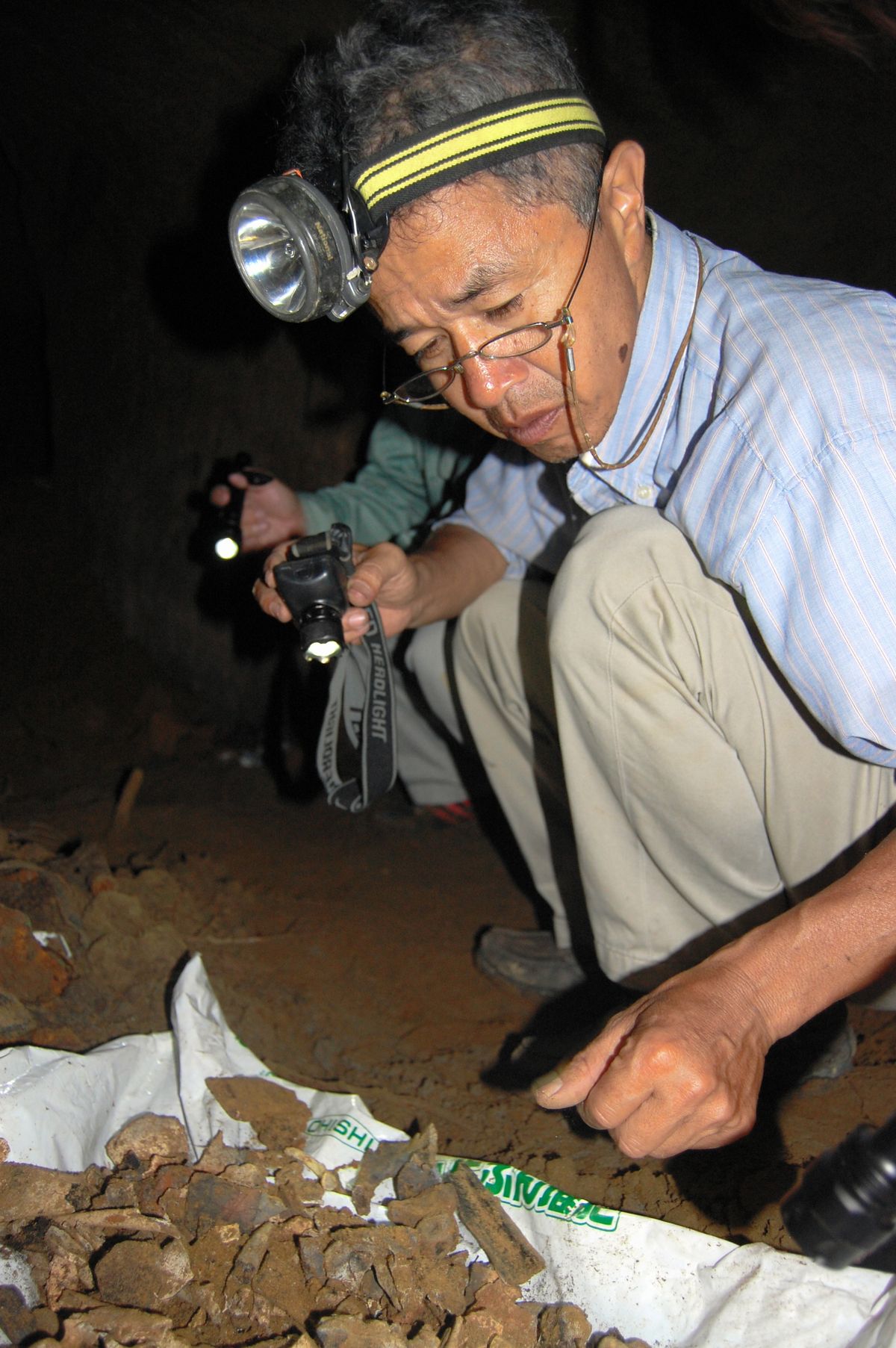 写真・図版 : 遺骨収集をする具志堅隆松さん＝2011年、沖縄県浦添市前田。藤田撮影