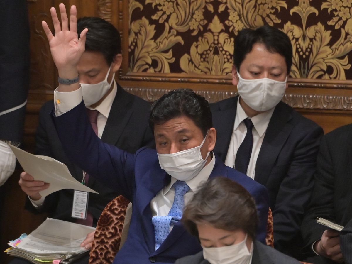 写真・図版 : 1月27日の参院予算委員会で、立憲民主党の白氏の質問に答えようと手を挙げる岸防衛相＝朝日新聞社