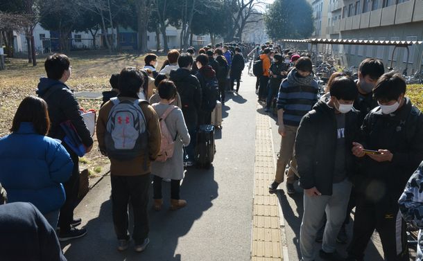 写真・図版 : 食料を受け取りに来た学生の長い列＝2021年1月22日、茨城県つくば市の筑波大