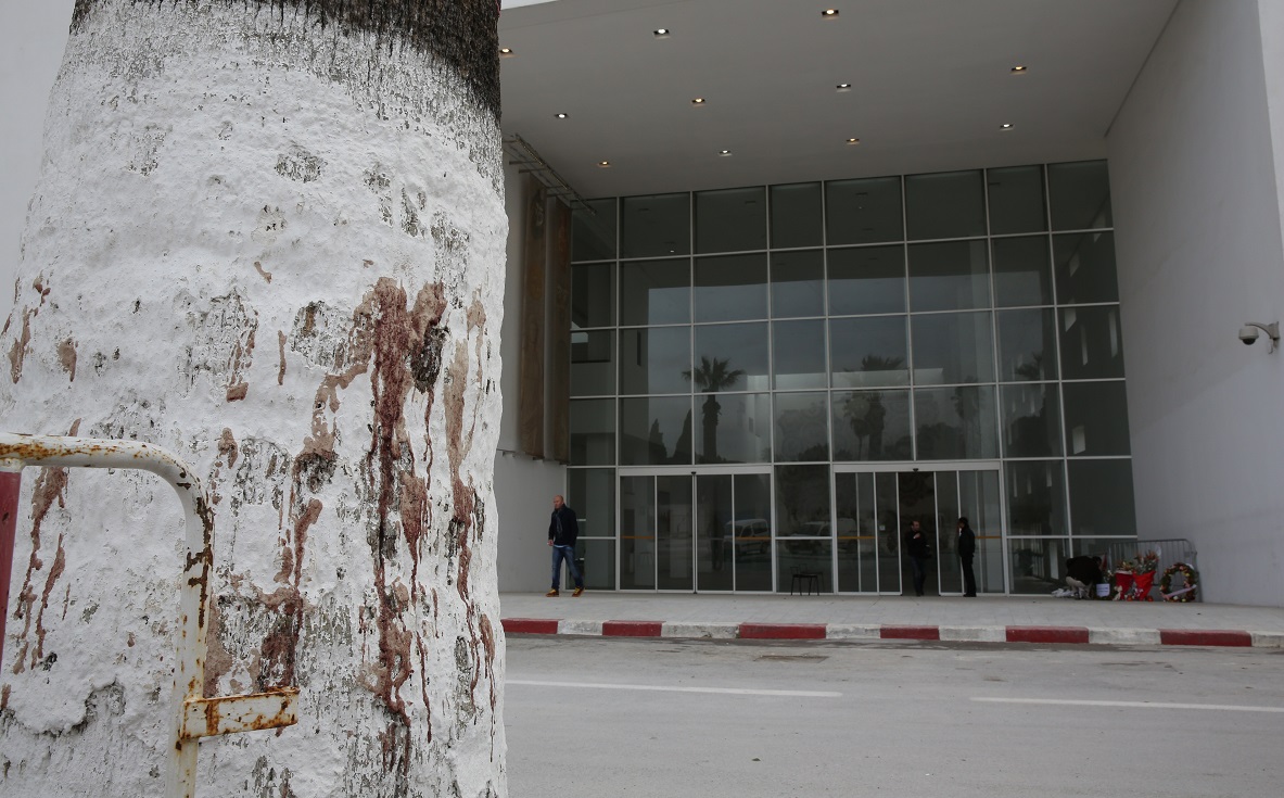 写真・図版 : 襲撃事件があったバルドー博物館の出入り口前=2015年3月20日、チュニス