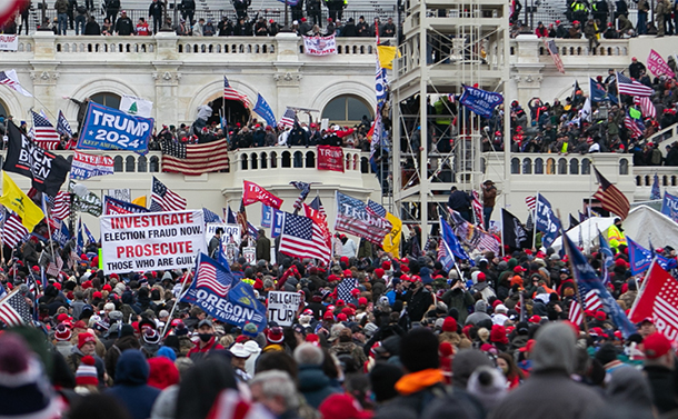 写真・図版 : 米連邦議事堂に集まったトランプ大統領の支持者たち＝1月6日、ワシントン