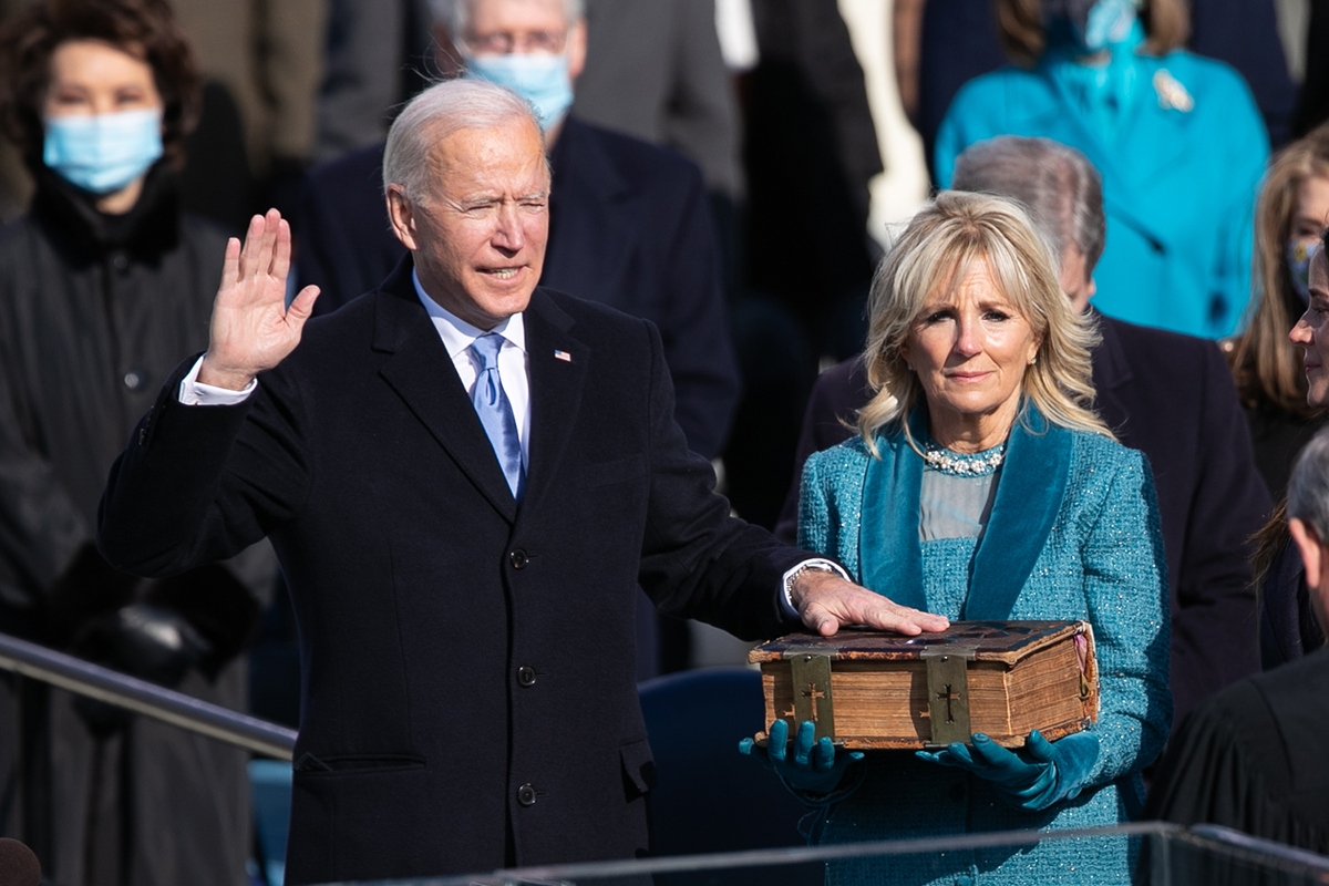 写真・図版 : 就任式で宣誓するバイデン米大統領＝2021年1月20日、ワシントン