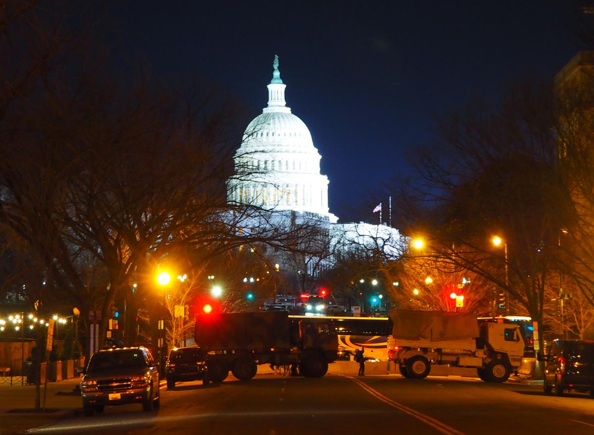 写真・図版 : バイデン米大統領の就任式前夜、警戒態勢が敷かれた米連邦議会議事堂＝1月19日、ワシントン