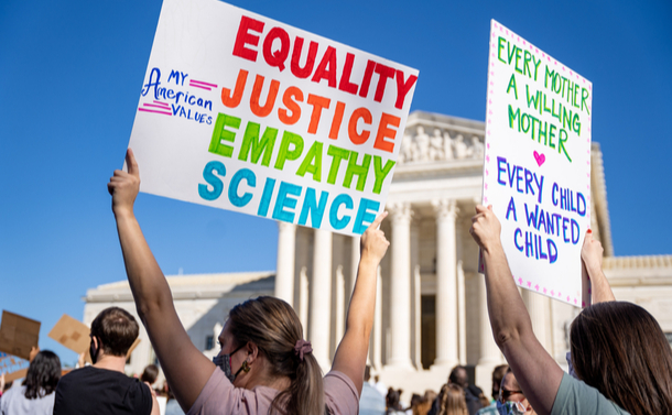 写真・図版 : トランプ政権に抗議する女性たちのデモで掲げられたプラカードには「Equality Justice Empathy Science＝平等、公正、共感、科学」とあった。どれもトランプ政権に欠けていたもの＝2020年10月17日、ワシントン、shutterstock.com