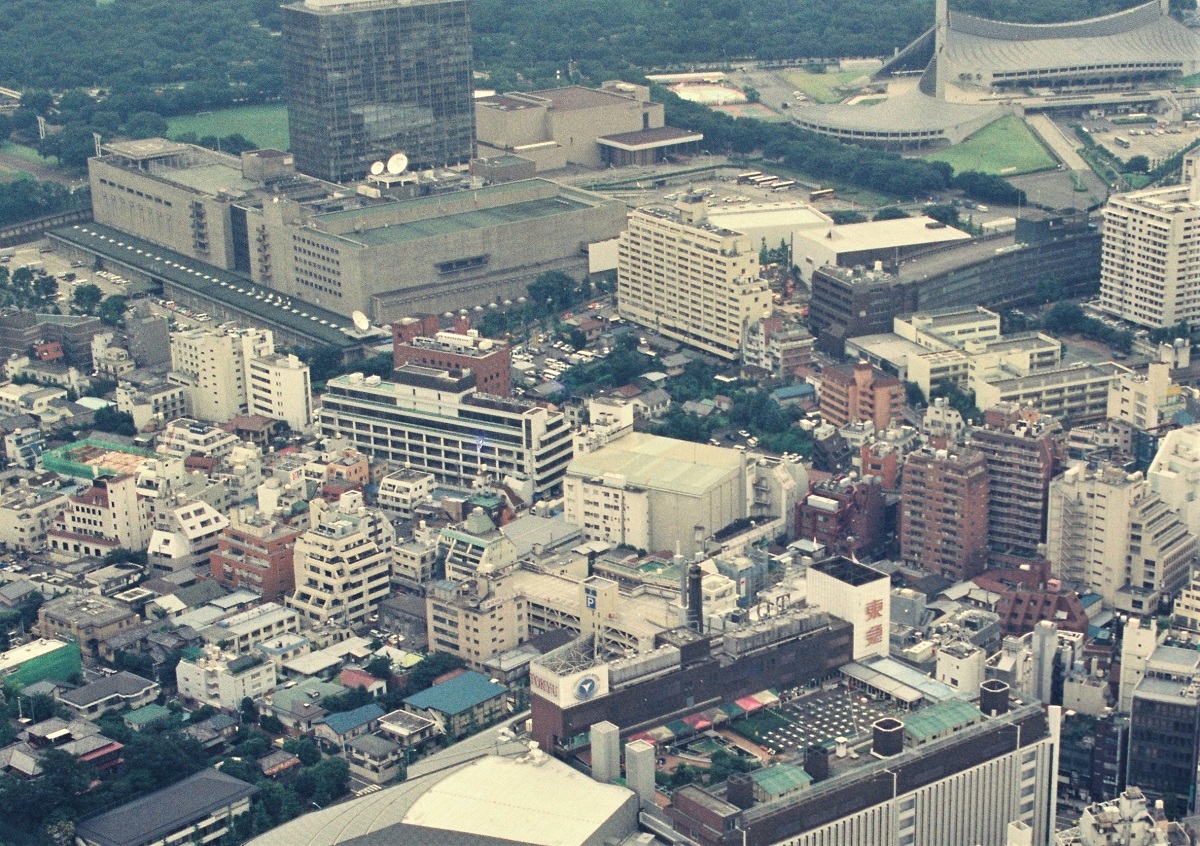 写真・図版 : 1980年代の東京・渋谷。手前が渋谷駅、左上にNHK放送センター見える＝朝日新聞社機からの空撮