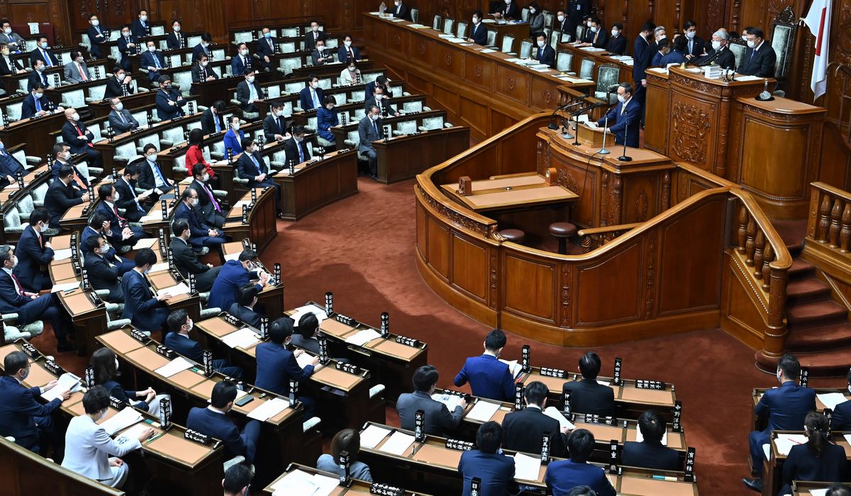 写真・図版 : 衆院本会議で答弁する菅義偉首相＝2021年1月29日