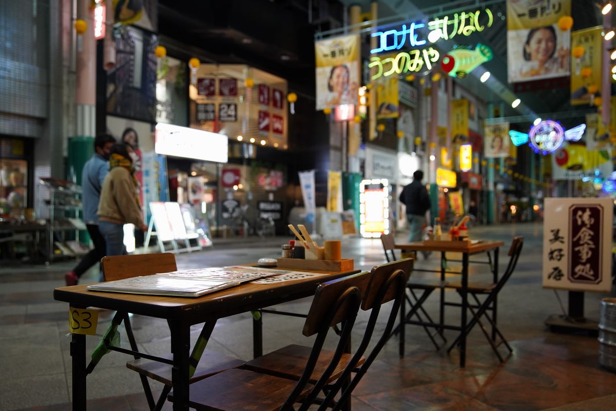 写真・図版 : 緊急事態宣言の出た宇都宮市内。人通りのまばらな商店街では店先に出されたテーブル席も空きが目立った＝2021年1月