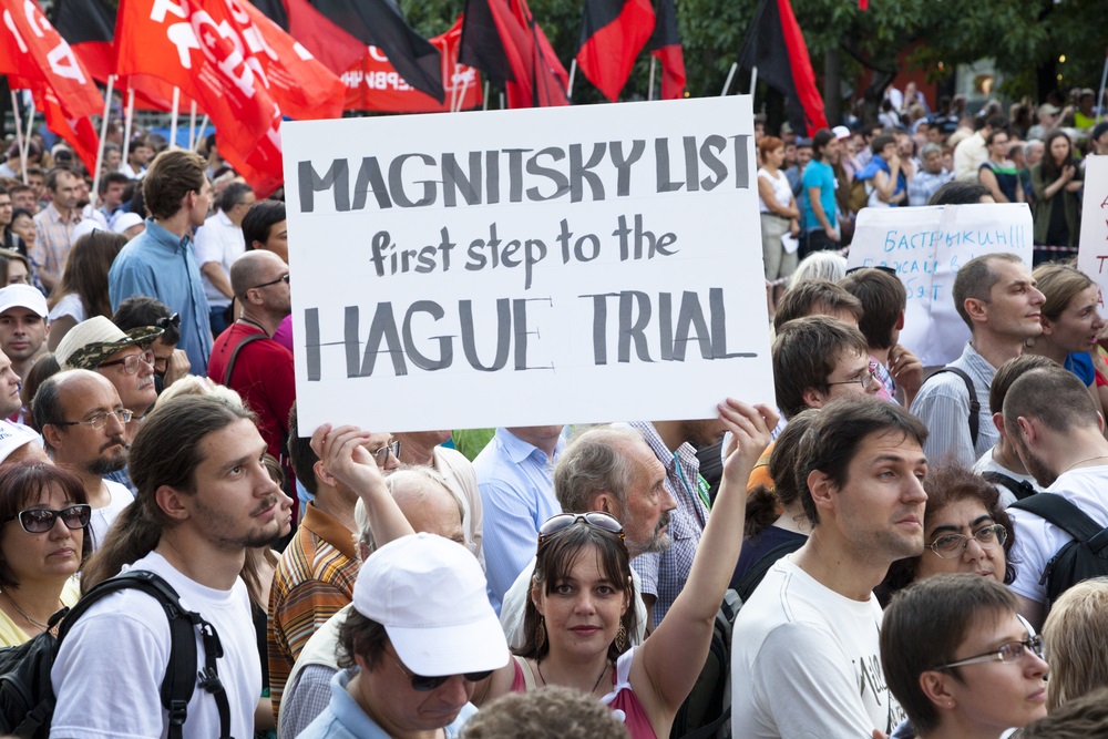 写真・図版 : マグニツキー法を支持するプラカードをかかげた反プーチン派の市民＝2012年7月26日、モスクワ　NickolayV / Shutterstock.com