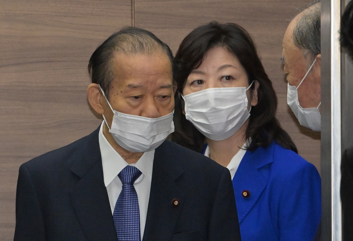 写真・図版 : 自民党の二階幹事長（右）と野田聖子幹事長代行
