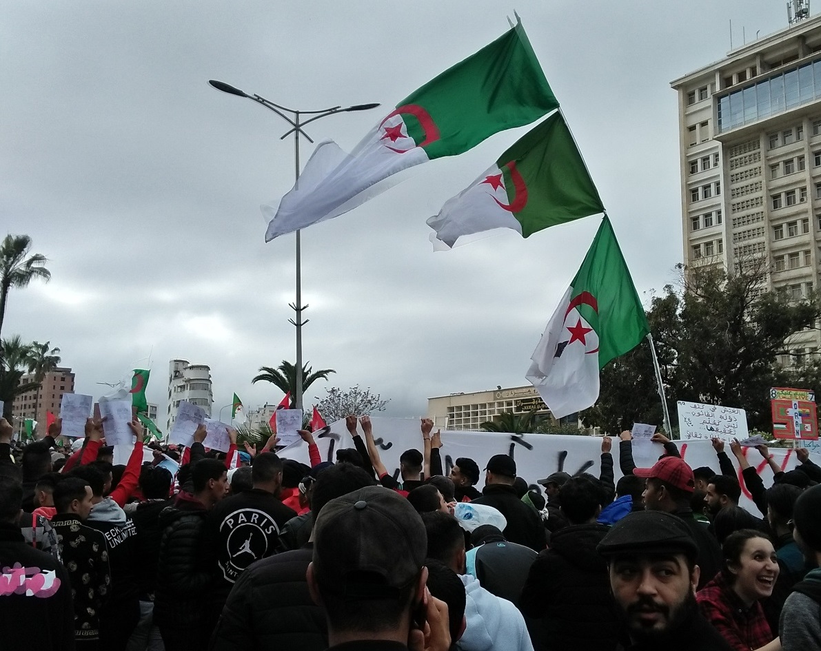 写真・図版 : 毎週金曜におこなわれてきた反政府デモ=2020年2月21日、アルジェリアの都市オラン　Ali Mehaoudi/Shutterstock.com