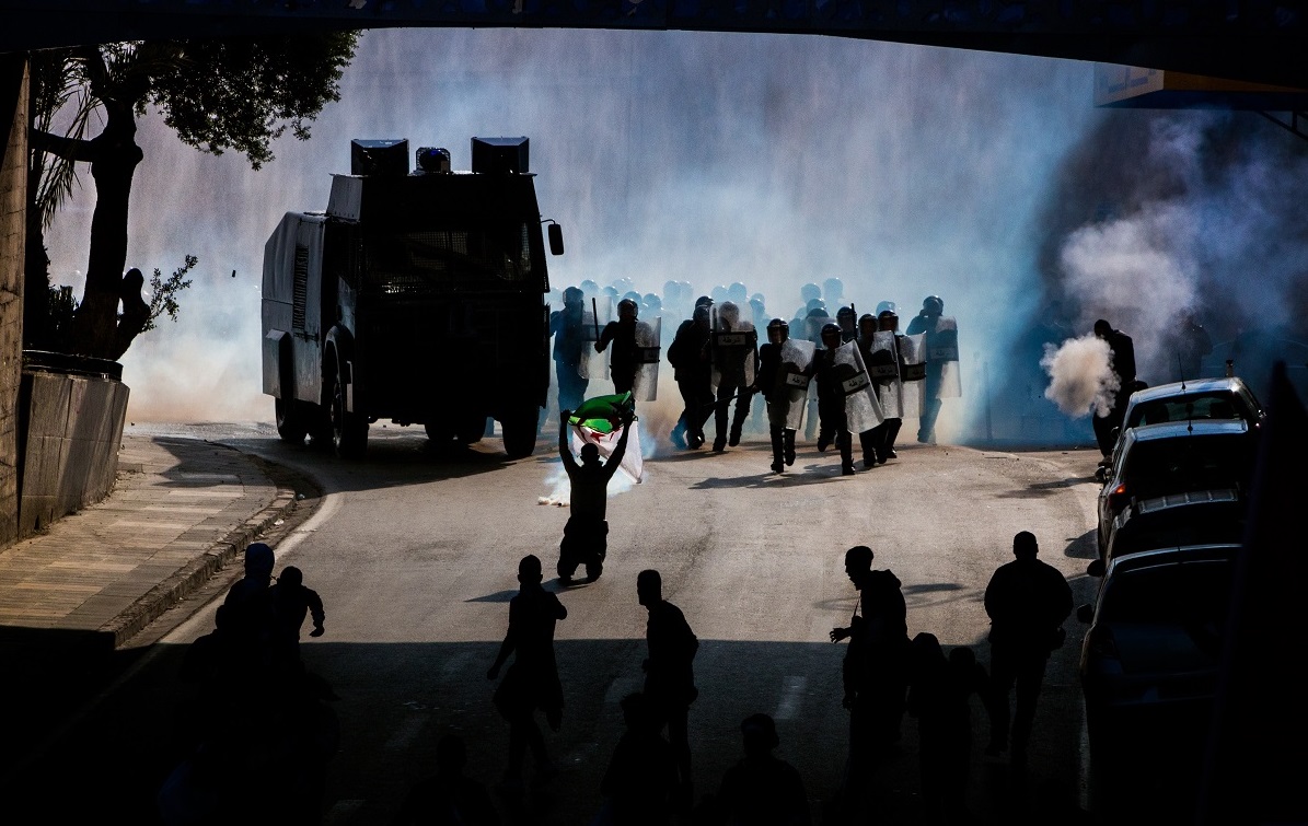 写真・図版 : 治安当局と対峙するアルジェの市民たち= 2019年3月19日　BkhStudio/Shutterstock.com