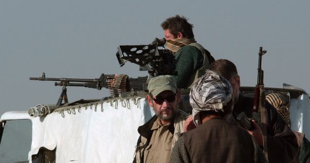 戦闘を前に、脱走したタリバーン兵の情報を北部同盟の兵士から集める米特殊部隊の隊員＝2001年11月27日、アフガニスタン北部のカライジャンギ