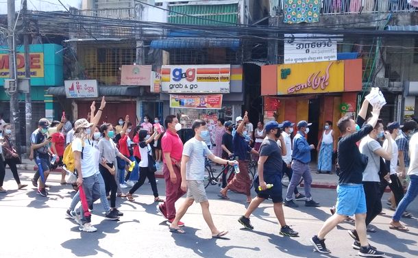 写真・図版 : 午前11時、家の前の大通り（Bagaya Road）を行進する市民（筆者撮影）