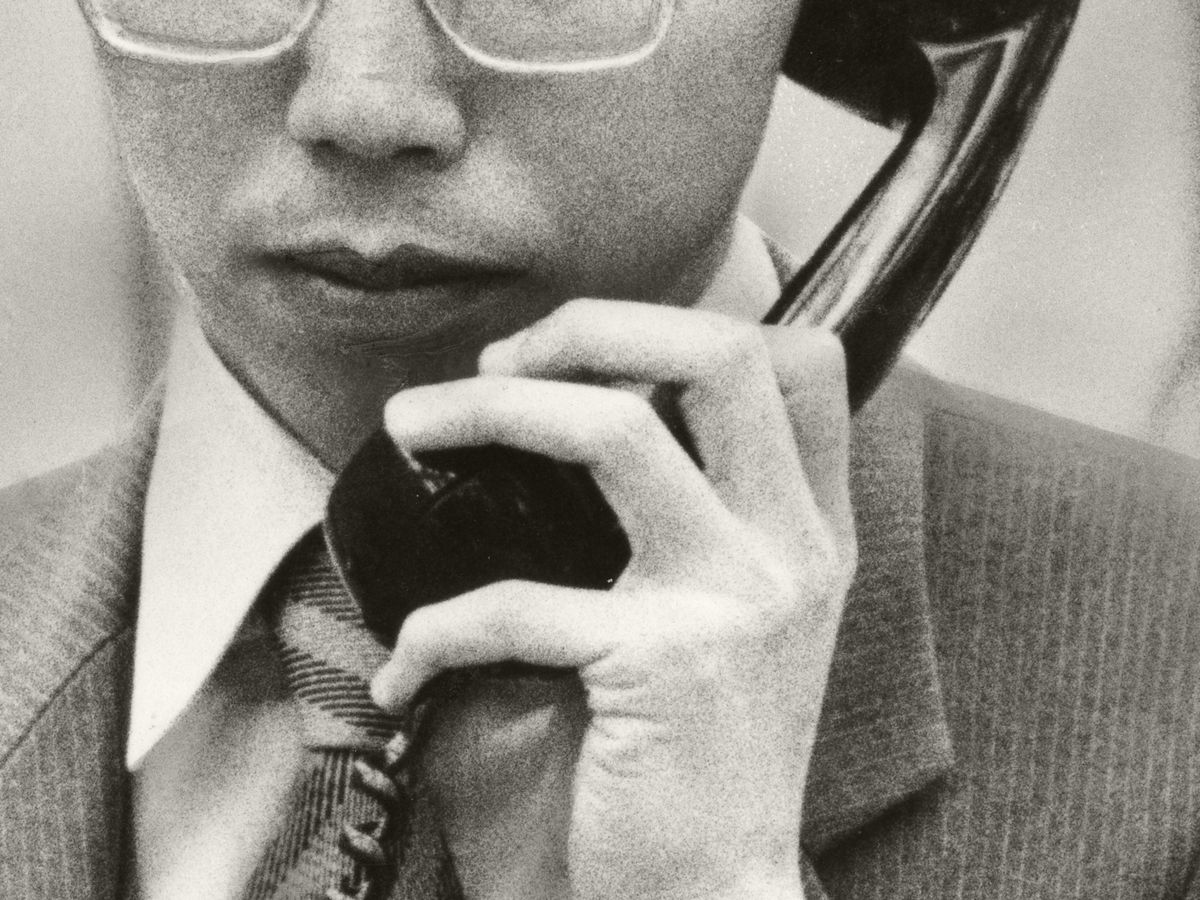 写真・図版 : 「黒電話」で話す社会人=1982年、朝日新聞社