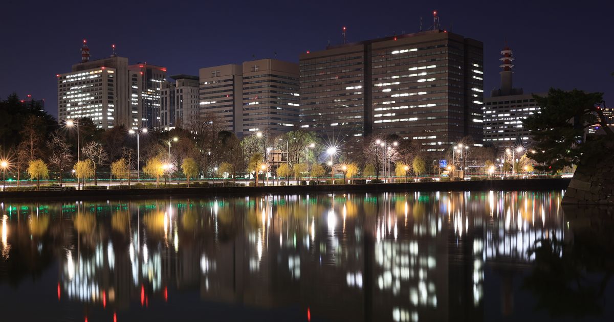 写真・図版 : 東京・霞が関の夜の官庁街=2021年1月。朝日新聞社