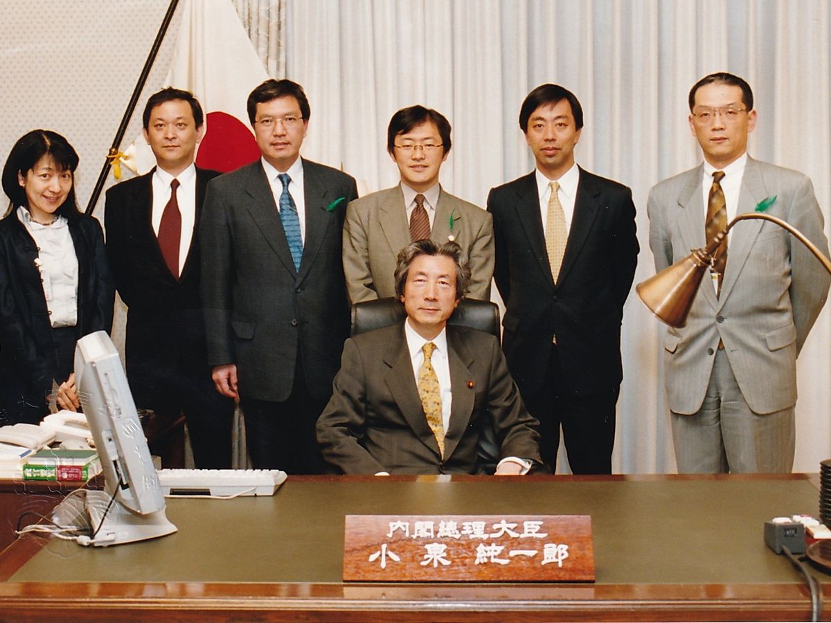 写真・図版 : 首相執務室で、小泉首相と、各省庁から集まった内閣官房参事官ら。右端が黒江氏=2002年。黒江氏提供