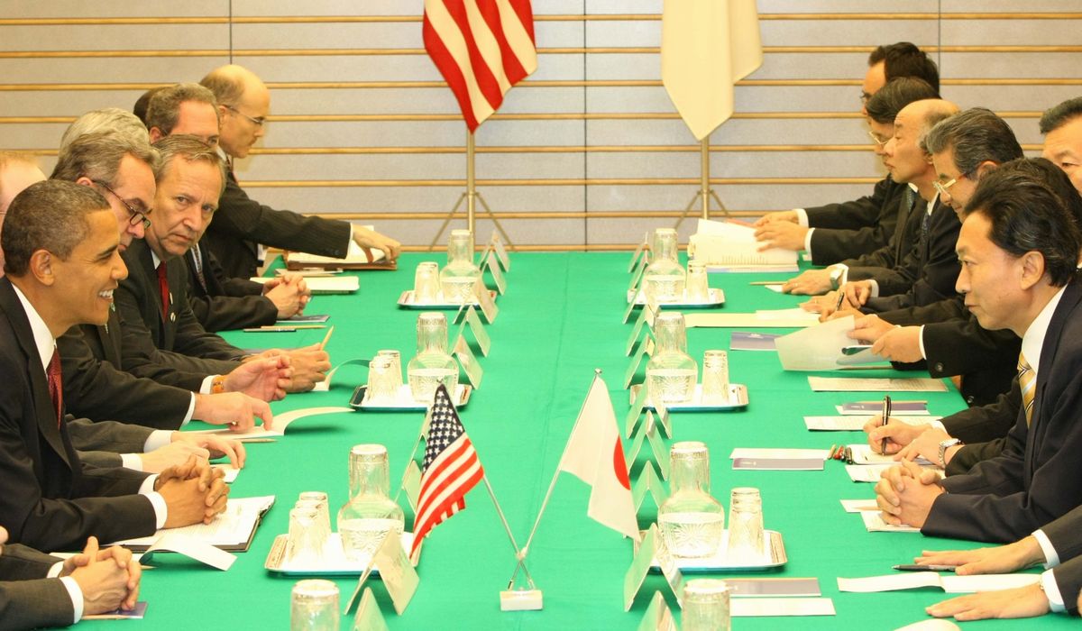 写真・図版 : 2009年11月、日米首脳会談に臨むオバマ大統領（左橋）と鳩山由紀夫首相（右端）＝首相官邸。朝日新聞社