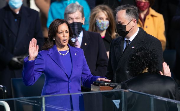 写真・図版 : 大統領就任式で宣誓するカマラ・ハリス氏＝2021年1月20日、ワシントン